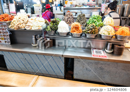 クァンジャンシジャン（広蔵市場）の屋台　韓国ソウル 124604806