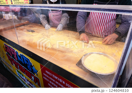 クァンジャンシジャン（広蔵市場）のドーナツ屋さん　韓国ソウル 124604810