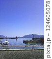 瀬戸内の離れ島へ向かう連絡船を待つ小さな港をイラスト風で 124605078
