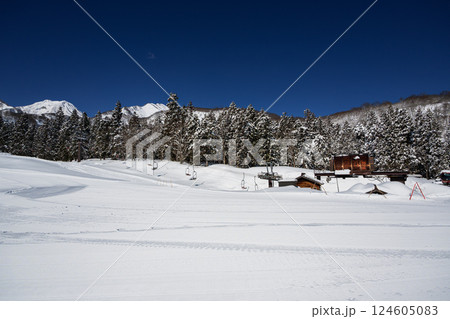 快晴の青空をバックにリフトが登る妙高高原のスキー場ゲレンデ 快晴の青空をバックにリフトが登る妙高高原のスキー場ゲレンデ 124605083