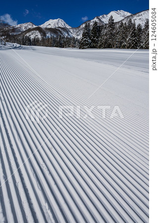ゲレンデ整備を終えた冬の晴れた日のスキー場の朝 124605084