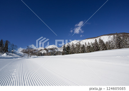 ゲレンデ整備を終えた冬の晴れた日のスキー場の朝 ゲレンデ整備を終えた冬の晴れた日のスキー場の朝 124605085