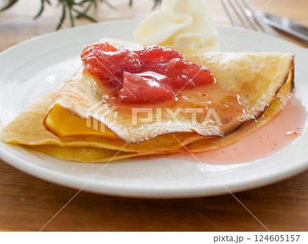 苺ジャムとホイップクリームを添えたクレープ 苺ジャムとホイップクリームを添えたクレープ 124605157