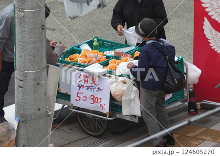 市街地の道路上にて行われる果物の路上販売（埼玉県内） 124605270