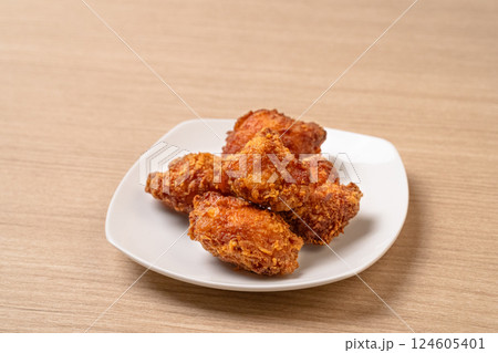 お皿に盛り付けた鶏の唐揚げ お皿に盛り付けた鶏の唐揚げ 124605401