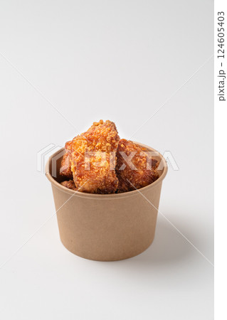 紙コップに入った唐揚げ 124605403