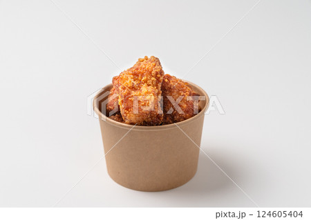 紙コップに入った唐揚げ 124605404