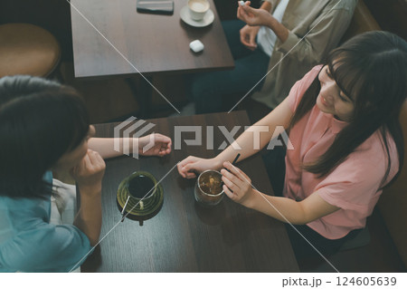 coffee shop coffee shop 124605639