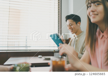 coffee shop 124605665