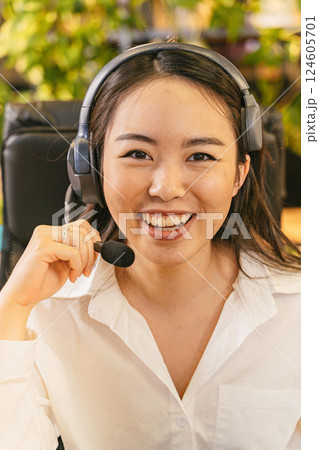 ヘッドセットで笑顔で語りかける女性 124605701
