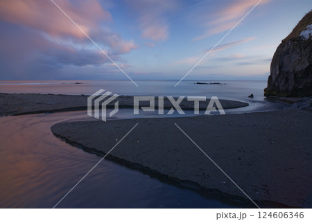 北海道白老町アヨロ海岸のポンアヨロ川河口と夕焼け 124606346