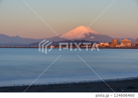 朝日で真っ赤に照らされる富士山 124606460