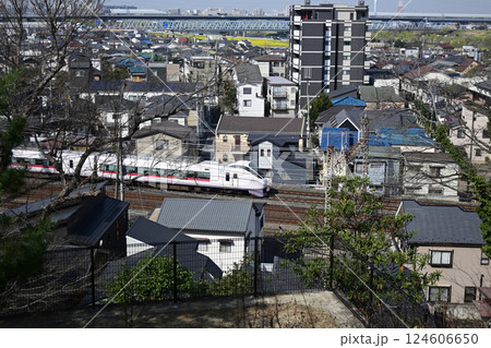 松戸市街と常磐線、E657系、戸定ヶ丘歴史公園から 124606650