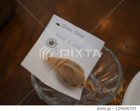 テーブルに置かれたコーヒー　おいしいホットドッグ　と丁寧な仕事　コピースペース 124606705