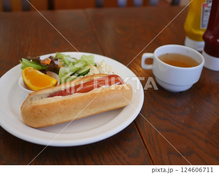 テーブルに置かれたコーヒー おいしいホットドッグ と丁寧な仕事 コピースペース テーブルに置かれたコーヒー おいしいホットドッグ と丁寧な仕事 コピースペース 124606711