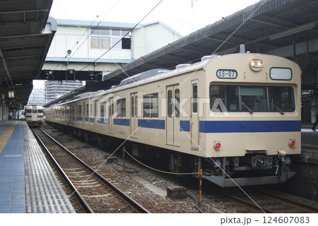 広島駅に停車中の山陽本線115系電車・103系電車 124607083