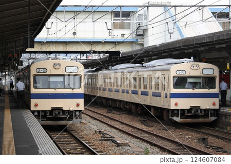 広島駅に停車中の山陽本線103系電車 124607084