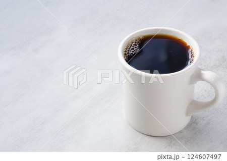 淹れたてのフレッシュで香りのよいコーヒーが入ったコーヒーカップ 124607497