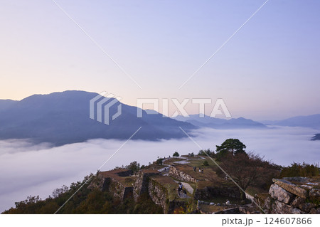 天空の城 竹田城から見る雲海 天空の城 竹田城から見る雲海 124607866