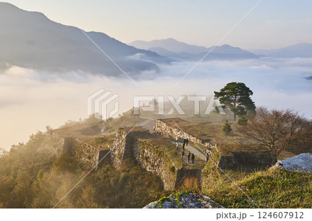天空の城 竹田城から見る雲海 124607912