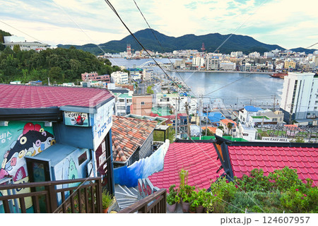 【韓国/慶尚南道】東ピラン壁画村から見た統営の街並み 124607957