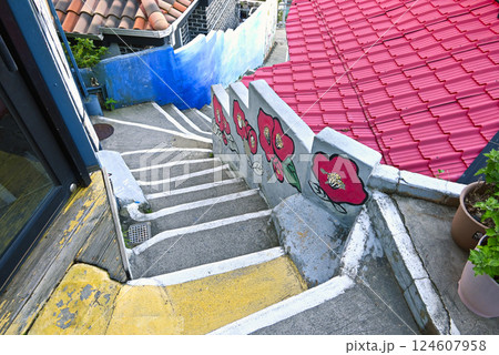 【韓国/慶尚南道】統営・東ピラン壁画村の狭い階段 124607958