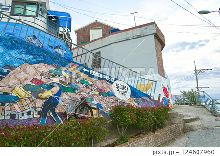 【韓国/慶尚南道】統営・東ピラン壁画村の風景 124607960