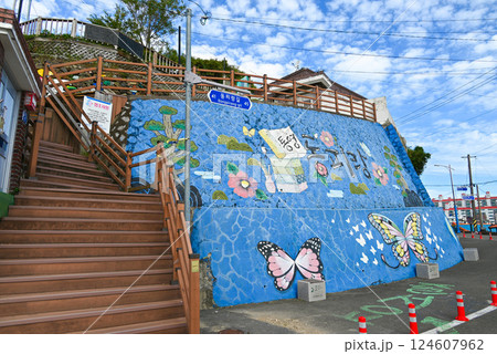 【韓国/慶尚南道】統営・東ピラン壁画村の風景 【韓国/慶尚南道】統営・東ピラン壁画村の風景 124607962