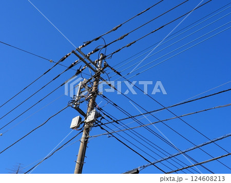 青空に映える電柱 胸のすくような青空 と電柱 青空に映える電柱 胸のすくような青空 と電柱 124608213
