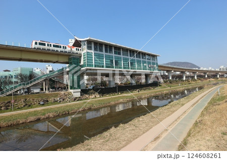 韓国　釜山金海軽電鉄の駅 124608261