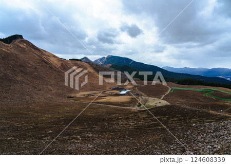 山焼き後新緑に覆われる前の曽爾高原　亀山峠に至る山道の途中から見た風景➃ 124608339