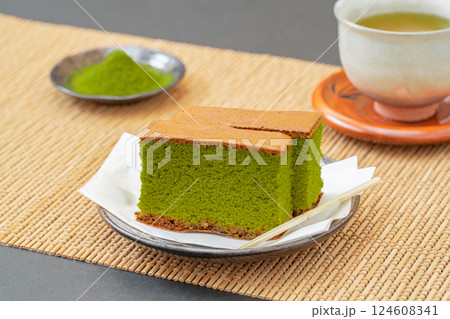 和風背景に抹茶カステラ 124608341