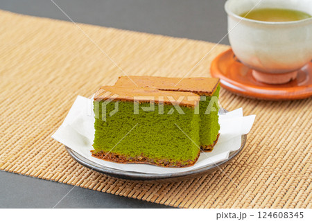和風背景に抹茶カステラ 和風背景に抹茶カステラ 124608345