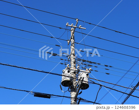 線路は続くよ 電線と空 青空が気持ちが良い コピースペース 線路は続くよ 電線と空 青空が気持ちが良い コピースペース 124608396