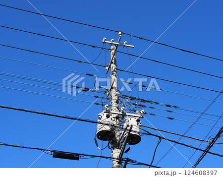 線路は続くよ　電線と空　青空が気持ちが良い　コピースペース 124608397