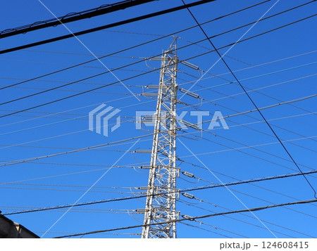 線路は続くよ　電線と空　青空が気持ちが良い　コピースペース 124608415