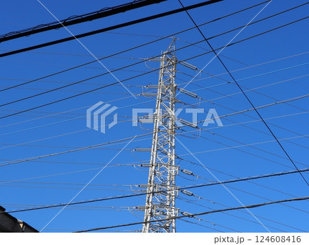 線路は続くよ 電線と空 青空が気持ちが良い コピースペース 線路は続くよ 電線と空 青空が気持ちが良い コピースペース 124608416