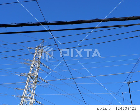 線路は続くよ 電線と空 青空が気持ちが良い コピースペース 線路は続くよ 電線と空 青空が気持ちが良い コピースペース 124608423