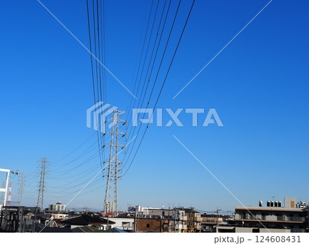 線路は続くよ　電線と空　青空が気持ちが良い　コピースペース 124608431