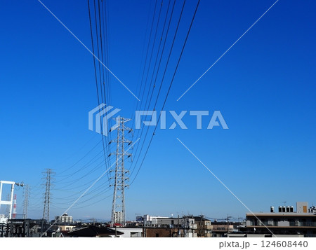 線路は続くよ　電線と空　青空が気持ちが良い　コピースペース 124608440