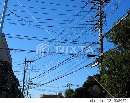 線路は続くよ 電線と空 青空が気持ちが良い コピースペース 線路は続くよ 電線と空 青空が気持ちが良い コピースペース 124608471