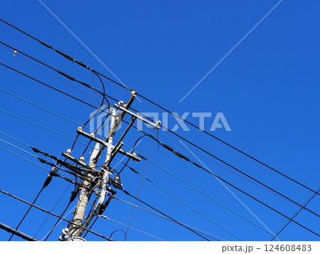 線路は続くよ　電線と空　青空が気持ちが良い　コピースペース 124608483
