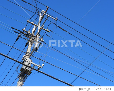 線路は続くよ　電線と空　青空が気持ちが良い　コピースペース 124608484