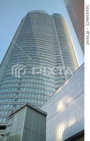 高層ビルを見上げる 124608491