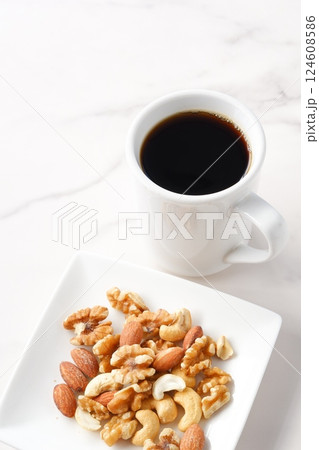 栄養たっぷりのミックスナッツと、淹れたてで香りのよいコーヒー 124608586