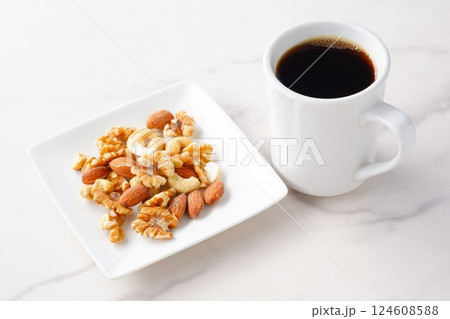 栄養たっぷりのミックスナッツと、淹れたてで香りのよいコーヒー 124608588