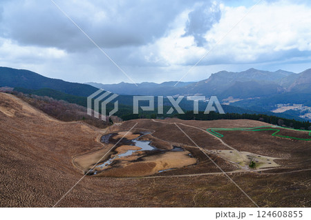 山焼き後新緑に覆われる前の曽爾高原　亀山峠から見た高原と曽爾の村② 124608855