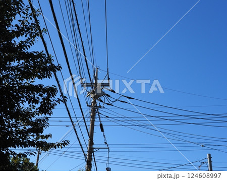 青空にそびえる鉄塔　澄んだ空　と電柱　コピースペース 124608997