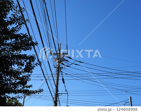 青空にそびえる鉄塔　澄んだ空　と電柱　コピースペース 124608998