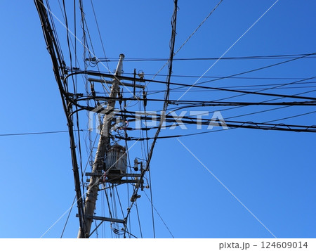 青空にそびえる鉄塔 澄んだ空 と電柱 コピースペース 青空にそびえる鉄塔 澄んだ空 と電柱 コピースペース 124609014